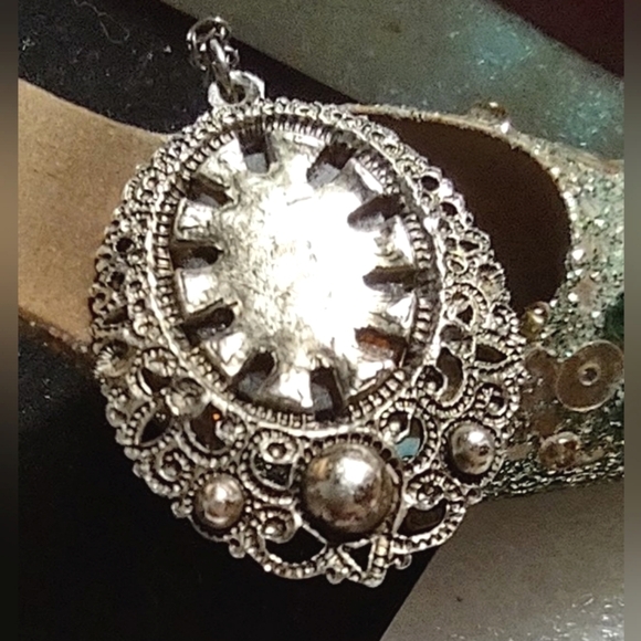 Cameo Pendant Necklace Root Beer Colored Face w/ Peridot - Picture 5 of 11